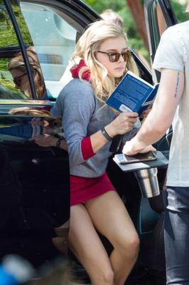 Chloe Moretz - Mini-jupe rose Candids