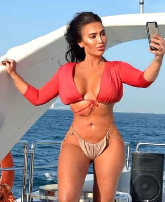 Lauren Goodger - Une célébrité anglaise montre de gros seins, un corps tonique et des courbes