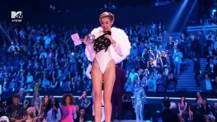 Miley Cyrus camltoe en los EMA VIDEOS