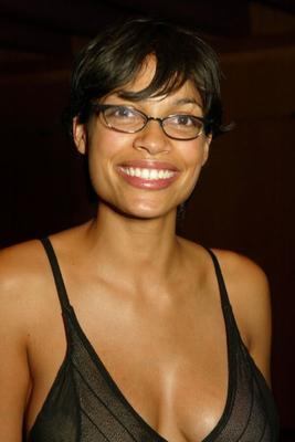 Rosario Dawson looks cute in glasses