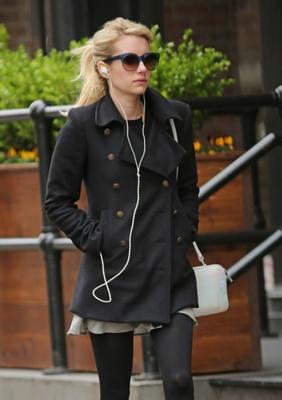 Emma Roberts flashing again in pantyhose