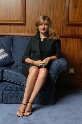 Karren Brady, célébrité, beaux pieds et gros seins (quelques faux)