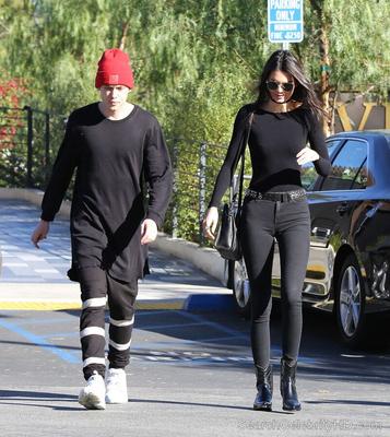 Kendall Jenner Pokies e Cameltoe em jeans bem justos