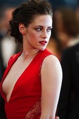 Kristen Stewart SHOWING OFF HER TITS