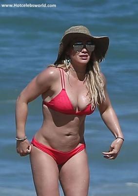 Hilary Duff en bikini rouge sur la plage au Mexique