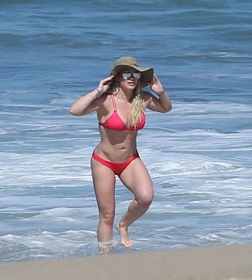 Hilary Duff à la plage