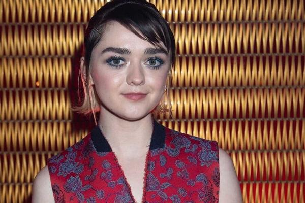 El semen a Maisie Williams