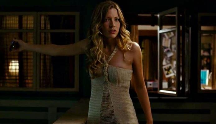 Sarah Roemer est un appât pour le bondage total