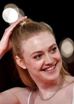 Dakota Fanning - S'il vous plaît, restez à vos côtés