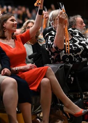 El coño político liberal socialista del Reino Unido Jo Swinson en mallas