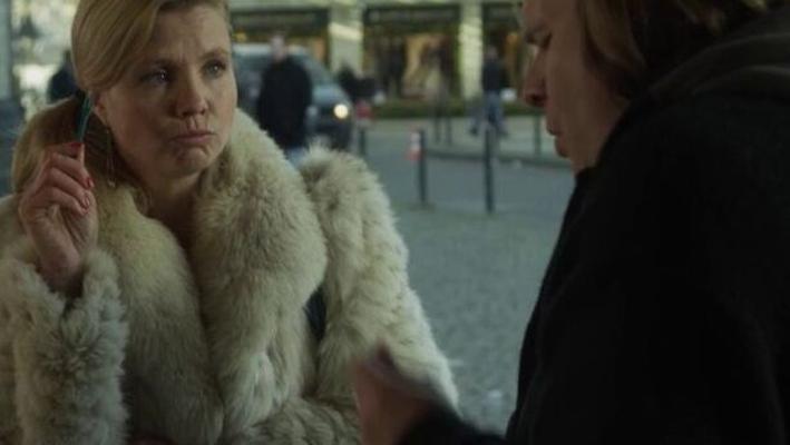 Screencaps Annette Frier in Fur Coat