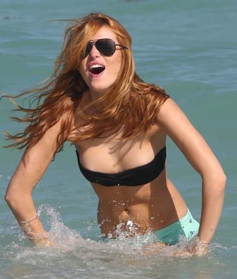 Bella Thorne am Strand