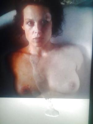 Sigourney cum tribute