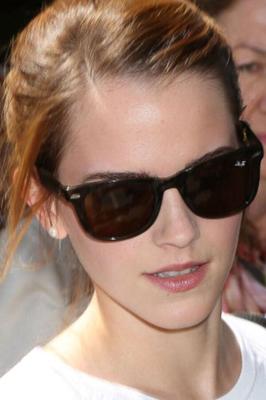 Emma Watson en robe blanche arrivant à l'aéroport de Nice