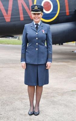 Carole Vordermann en uniforme y pantimedias