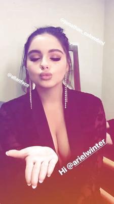 Ariel Winter, красивый вид на декольте