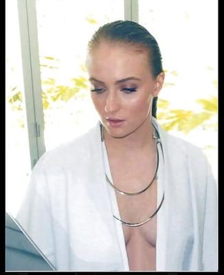 Sophie Turner Decote Sexy