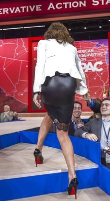 Sarah Palin en jupe moulante en cuir