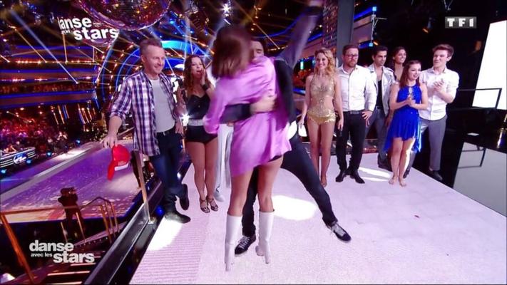 Karine Ferri sitzt in einer zierlichen Hose in DALS