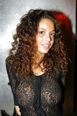 A Fajah Lourens le encanta mostrar sus enormes tetas