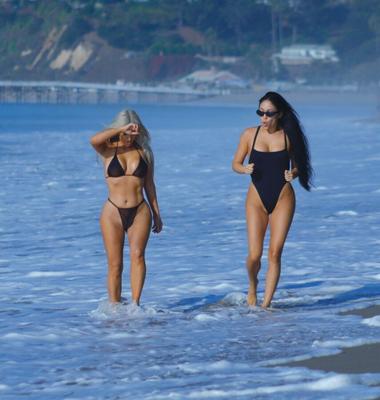 Kim Kardashian en bikini string à la plage