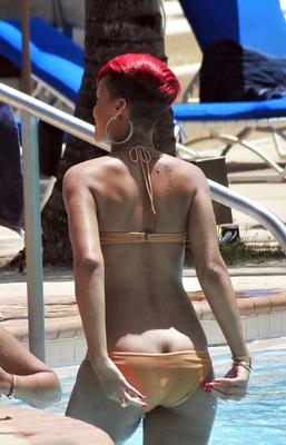 I love Rihanna booty