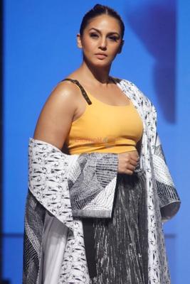 Huma Qureshi - 巨乳の豊満なインドのボリウッドセレブのセクシーなポーズ