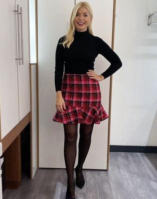 Holly Willoughby sieht in ihrem kurzen Rock und ihren Strumpfhosen nuttig aus