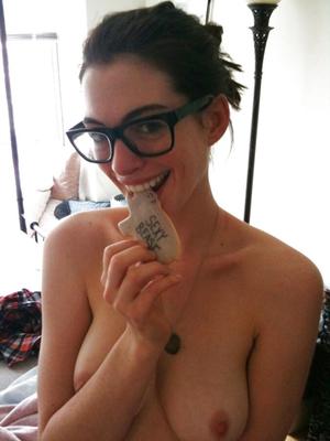 Anne Hathaway Nue