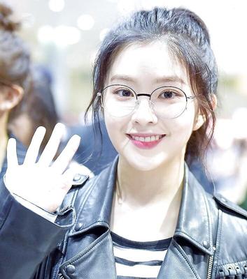 Kpop Girls with Glasses