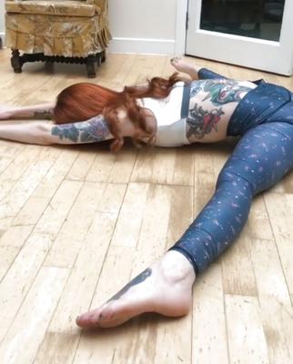 Ruiva tatuada sexy faz divisões, pés e dedos dos pés sensuais