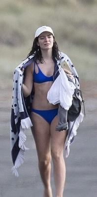 Lorde à la plage de Ngarunui, Nouvelle-Zélande