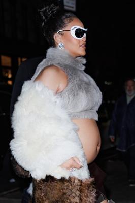 Rihanna - mostra barriga com casaco de pele