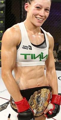 Champion poids atomique INVICTA FC MMA JINH YU FREY