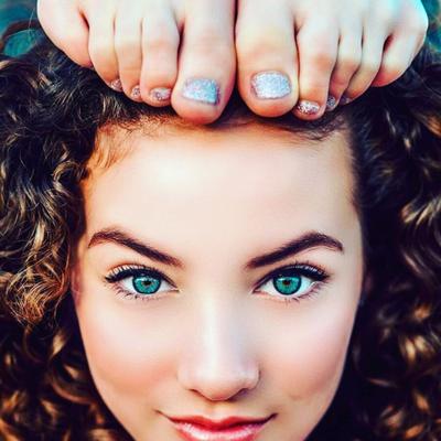 SOFIE DOSSI AIME ses pieds