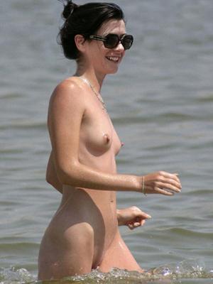 Alyson Hannigan nua na praia