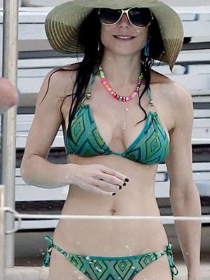 Bethenny Frankel en una piscina en bikini verde en Miami