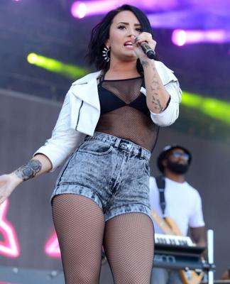 Demi Lovato hotpants & overknee XXVI