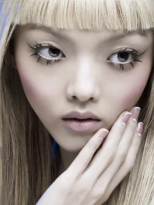 Rila Fukushima nacktes Mode-Make-up [Vogue]