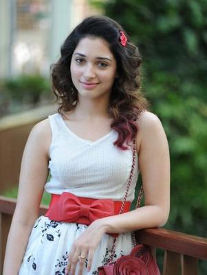 Tamannaah Bhatia - Hermosa celebridad india con atuendos sexys y atractivos