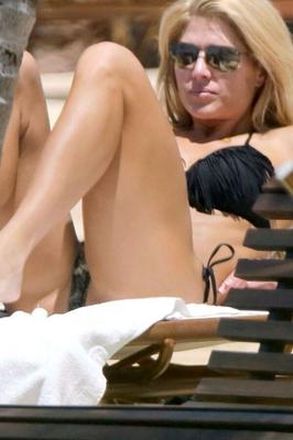 Torrie Wilson - Bikini en Miami junto a la piscina