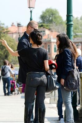 Salma Hayek butin en jeans lors d'une sortie à Venise