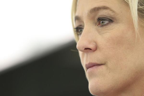 Liebe es, vor der konservativen Göttin Marine Le Pen zu masturbieren