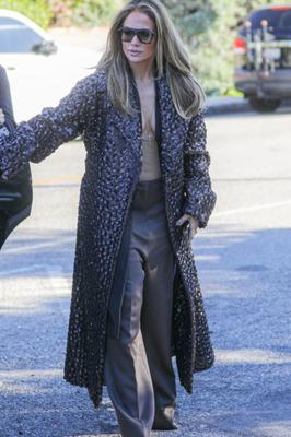 Decote sexy de Jennifer Lopez em Beverly Hills //