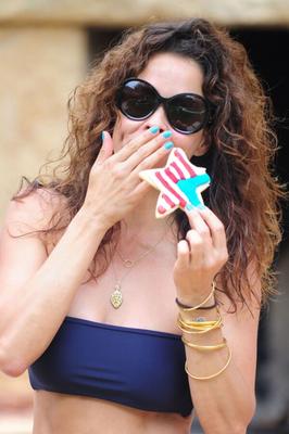 Brooke Burke comendo biscoitos