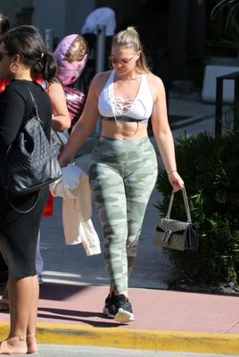 Iskra Lawrence se branle