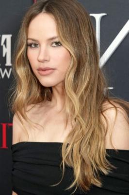 Halston Sage alias Schrade - un visage juste fait pour drainer notre sperme