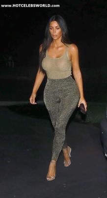 Kim Kardashian cul et seins en robe transparente