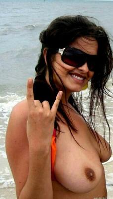 Neha Mahajan desnuda mostrando sus tetas, pezones y culo