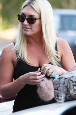 Brooke Hogan – Babe mit großen Titten stellt sexy Kurven in heißen Outfits zur Schau